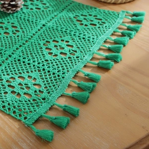 Chemin de table au crochet vert fait main avec motifs ajourés et des glands