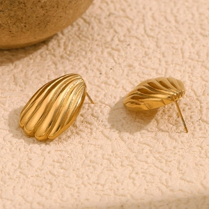 Vue détaillée de boucles d'oreilles en forme de coquillage rayé avec placage or 18K