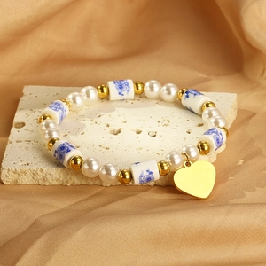 Bracelet vintage en perles avec pendentif cœur et fleurs sur support pierre