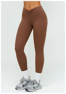 Détail d'un legging de yoga taille haute avec taille croisée en V et texture froncée chic