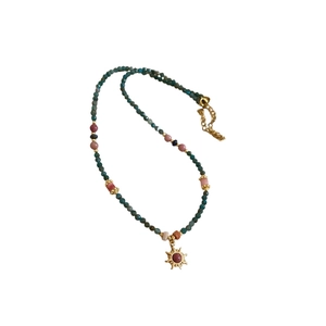 Collier fait main en perles vertes avec perles d'eau douce et pendentif soleil doré