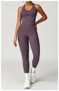 Dettaglio completo del set yoga viola scuro con reggiseno all'americana e leggings