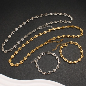 Dettaglio della collana e bracciale a catena a chicco di caffè in oro 18K e argento