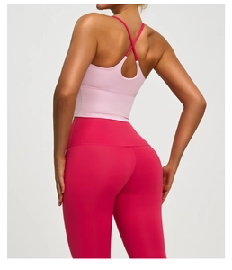 Detail der überkreuzten Träger am rosa Yoga-Top und den rosaroten Leggings