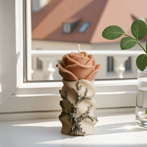 Künstlerische Rosenkerze auf einem strukturierten Relieffuß für Wohnkultur