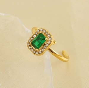 Detail of 18K gold ring with emerald-green zircon and sparkling pavé diamonds