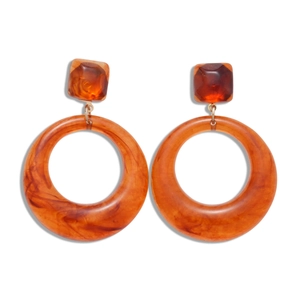 Boucles d'oreilles rétro en résine ambre creuse avec clou carré doré sur fond blanc