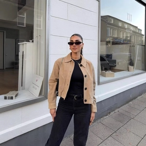 Veste courte à revers beige clair pour femme avec texture daim et boutons noirs élégants