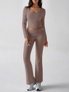 Vue complète d'un ensemble en maille côtelée avec haut à col carré et pantalon évasé tendance