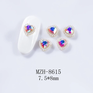 Détail macro de breloques à ongles cœur 3D avec cristaux AB et mini perles de 7,5x8 mm
