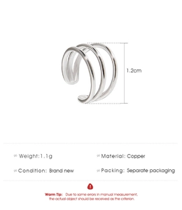 Detalle del pendiente de plata de triple capa con tamaño de 1,2 cm y datos de cobre