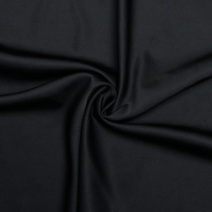 Détail montrant la texture lisse et le drapé élégant du tissu satiné noir de la robe