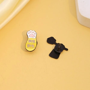 Cartoon Katzenpfote Emaille Pin mit Bye Bye Text sowie Vorder- und Rückansicht des Verschlusses