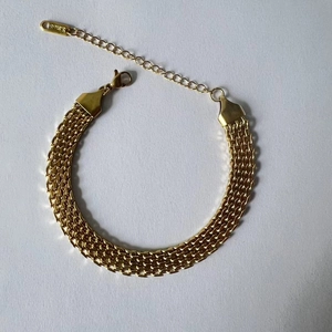 Détail du bracelet en maille plate acier inoxydable or 18K avec fermoir mousqueton