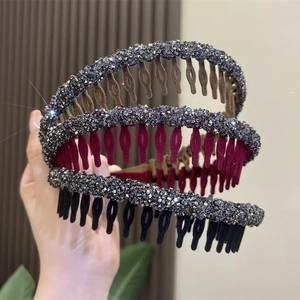 Detail of non-slip headband with teeth featuring sparkling rhinestones in three colors