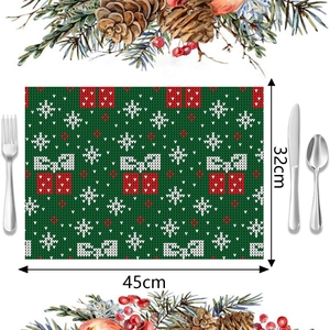 Detailed view of Christmas placemat with snowflake patterns and 45x32cm dimensions