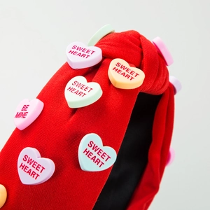 Serre-tête en tissu rouge noué avec breloques cœurs colorés Sweet Heart