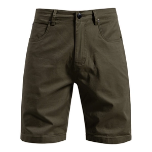 Détail du short cargo en coton vert armée montrant le bouton et les poches fonctionnelles