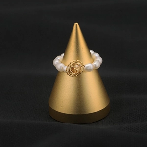 Elegante anello di perle naturali d'acqua dolce con rosa in filo dorato artigianale