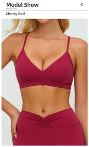 Détail de la brassière sport col V rouge cerise et legging taille haute avec plis à la taille