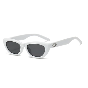 Weiße Cat-Eye-Sonnenbrille im Retro-Stil mit dunklen Gläsern und silbernem Metalldetail