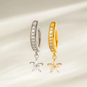 Bauchnabelpiercing aus Titan mit Zirkonia-Blütenanhänger in Gold und Silber