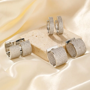 Trois paires de boucles d'oreilles vintage en argent et zircons sur soie champagne