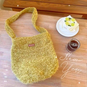 Flauschige grasgrüne Plüsch-Schultertasche mit braunem Lederetikett für den Alltag
