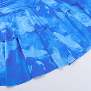 Détail de tissu à fleurs bleu roi avec des couches de volants et une texture plissée