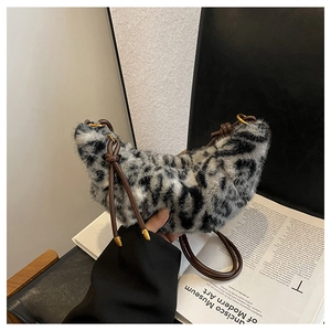 Détail du sac croissant en fausse fourrure léopard avec bandoulière en cuir