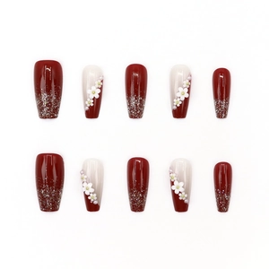 Kit d'ongles à presser élégants rouge foncé et crème avec fleurs et paillettes