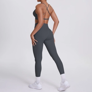 Détail de l'ensemble de yoga gris anthracite montrant le dos croisé et la taille haute