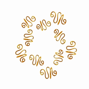 Set de 10 anillos de ganchillo dorados con forma de serpiente sobre fondo blanco