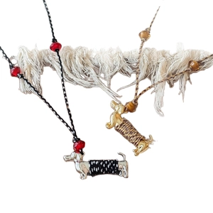 Pendentifs teckel en céramique bohème sur cordes en coton tressé en noir et doré