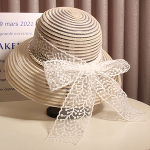 Chapeau de paille élégant style Audrey Hepburn avec un grand nœud en dentelle et perles