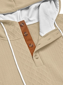 Dettaglio felpa con cappuccio in maglia a nido d'ape kaki con tre bottoni e coulisse