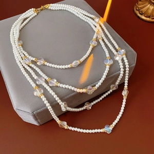 Gros plan détaillé d'un collier de perles multicouche avec perles de cristal sur socle