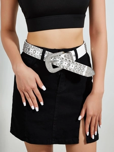 Gros plan d'une ceinture en cuir blanc Y2K avec des strass brillants et des clous argentés