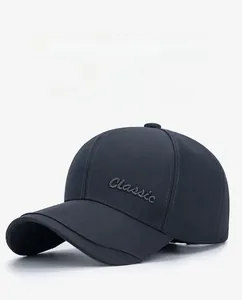 Gros plan sur la broderie 3D classique d'une casquette de baseball grise en coton