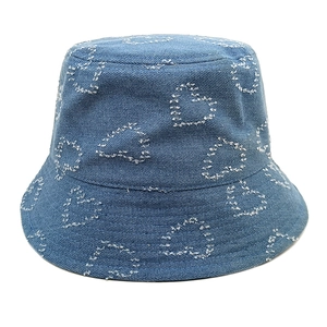 Blauer Denim Fischerhut mit weißen ausgefransten Herzmustern und lässigem runden Design