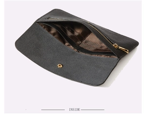 Dettaglio dell'interno in pelle con fessure per carte e tasca con zip nel portafoglio lungo