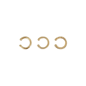 Lot de trois bagues d'oreilles dorées avec designs lisses, torsadés et sertis de zircons