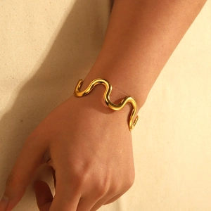 Minimalist 18k gold wave open bangle in stainless steel for women fashion