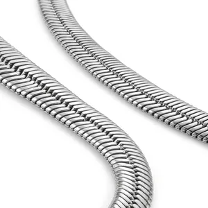 Makroaufnahme der silbernen Schlangenkette mit dichter metallischer Schuppenstruktur