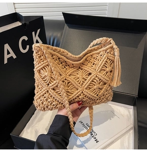 Détail du sac tissé bohème montrant le motif de losanges et le pendentif à franges