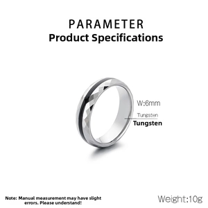 Dettaglio dell'anello in tungsteno sfaccettato da 6mm con intarsio nero e peso di 10g