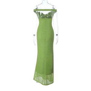 Détail de la texture pailletée verte sur une robe longue moulante à épaules dénudées