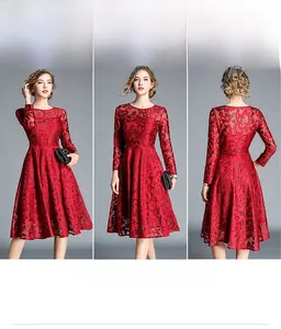 Vue triple d'une robe en dentelle florale rouge avec taille ajustée et manches longues