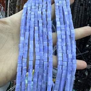 Gros plan de perles carrées en agate bleue naturelle pour la création de bijoux DIY
