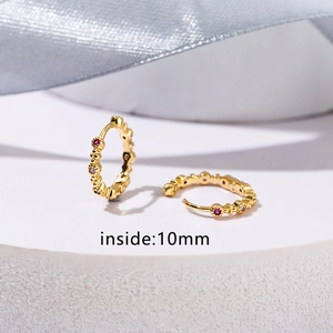 Minimalistische 10mm goldene Creolen mit roten und lila Zirkoniasteinen für Damen
